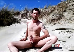 Exhibtionist jerking at the beach again