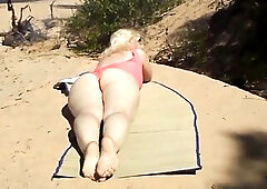 Blond flashing snatch on the beach