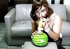 Amateur mature shemale loves to toy her rear while wanking