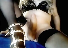 Sensuale in underware bella sborrata nei piedi con sandali. Finale a sorpresa...