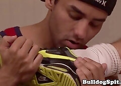 Toelicking bottom submits to english dom