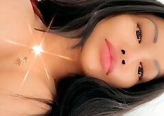 Pretty and Sexy Webcam Babe Finger Fucks Solo
