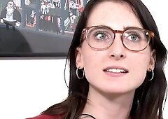 20-jiahrige Lia aus Magdeburg masturbiert mit Analplug - Solo nerd brunette girl in eyeglasses