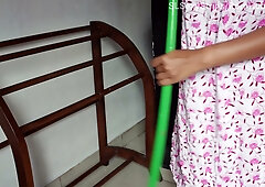 Sri Lankan brunette aunty takes it deep at home