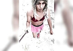 Dulce travesti caliente con minifalda,sosten y tacones rojos camina hot en publico