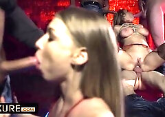 Fuckfest with two blondes in a swinger club