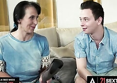 twenty one SEXTREME - Hot Granny Maid Cleans Apartment And... Knobs