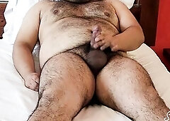 Bear dude eyaculates a GIANT CUM