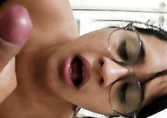 Mamada de una chica con hermosas tetas, se traga la lechita espera el last