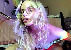 Amateur blonde babe masturbates on cam