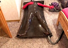 Selfbondage im Vakuumbett
