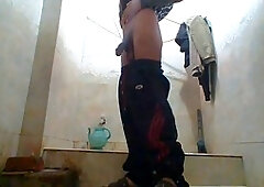 Teen Muslim Pakistani Gives a Handjob