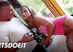 Sexy Babe Vinna Reed Seduced by Photographer into Hot Fuck