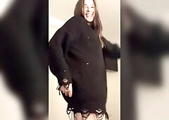 Gorgeous beauty shakes her butt