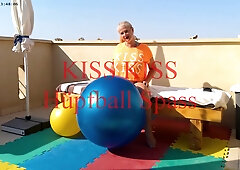 Kiss Kiss Bouncy Ball Fun
