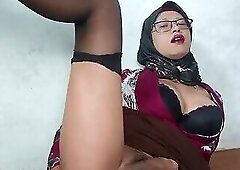 Hijab Shemale Mitha Zhe Fucks Herself with a Dildo
