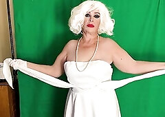 Older Marilyn Monroe Hollywood bitch penis-sucker