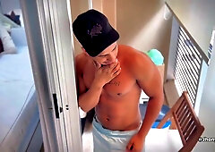 I CAUGHT MY BLACK STUD MASTURBATING OFF AND DETERMINED TO LET HIM RELAX HIMSELF IN MY CULO PART 1