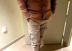 shasha baise un mec dans les chiottes du cinema