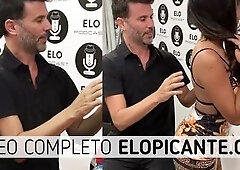 Elo Podcast le hace masajes en la cola a Lizzy en el cuarto picante