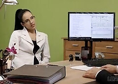 Extraño, que trabaja en la oficina de préstamos, chica para sexo