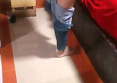 Mi hermanastro se esconde para observar mi culo mientras me cambio????