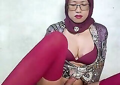 Big Boobies Hijab Shemale Mitha Dildoing Her Asshole