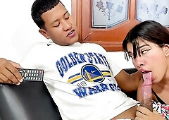 invito a mi pequeña hermanastra a ver una pelicula y nos ponemos muy cachondos, y me pide que la fol