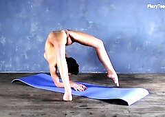 Bendy Liza at nude dancer dirt