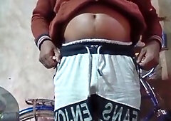 Pakistani daddy shows off his impressive trunk in a steamy outdoor solo session