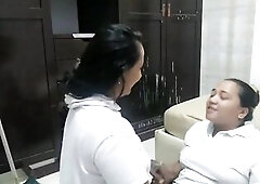 jefe encuentra a su empleada atascada en el gabinete y comienza a chuparle el culo