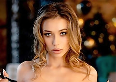 Cute model HolyMolly demonstrates her absolutely stunning body