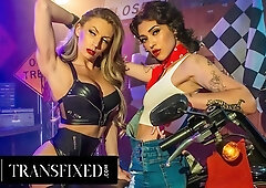 Mechanic Brookly Gray Services Biker Jade Venus Trans Cock And Gets Face Fucked!