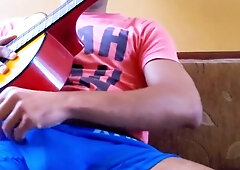 joven cantante latino se maturba con su guitarra y eyacula sobre ella expulsando mucho wad