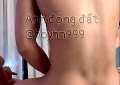 Anh động đất cho bé bot ăn sữa chua