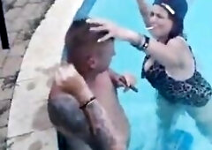 Neighbours Wife Tugjob and Finger Screwing in Swimming Pool