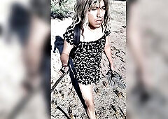 ladyboy hermosa en mini vestido y sandalias camina en publico muy caliente