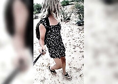 linda ladyboy en minivestido y sandalias camina en publico muy caliente