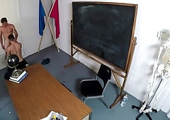 O valent&atilde_o me fodeu: Briga de machos na sala de aula termina em sexo na frente dos colegas