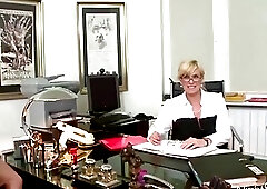 Office Schlampe Milf fickt Ihren Angestellten