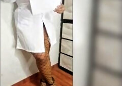 Enfermera no aguanta las ganas de coger y se monta en la verga de su paciente, ¡Demasiado excitante!