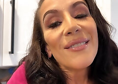 Jewell Marceau plays with her mature pussy on camera