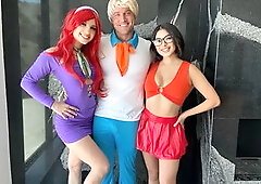 daphne Helps Velma Find Her Glasses with Freds Big Cock - Cheerleader Kait a...