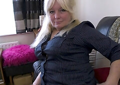Curvy Housewife Cindy S. Plays With Her Shaved Pussy On The Couch - MatureNl
