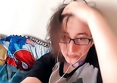 Cute amateur webcam teen girl toying pussy on webcam