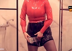 Curvy cougar in spandex enjoys some solo fun with her holes