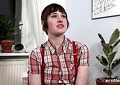 Ersties - Goth-Mädchen Marlin aus Kiel masturbiert auf ihrem Sessel