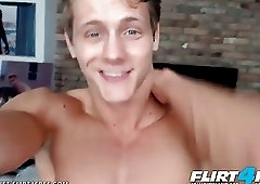 Bodybuilder with a perfect body makes us all jealous