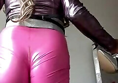 Schlampe in Leggings wartet auf Sven
