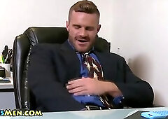 Muscly stud eats asshole